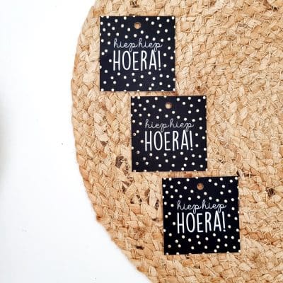 Cadeaulabel (vierkant) | Hiep hiep hoera | 3 stuks