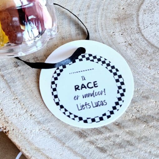 Verjaardag sticker met naam | Ik race er vandoor!