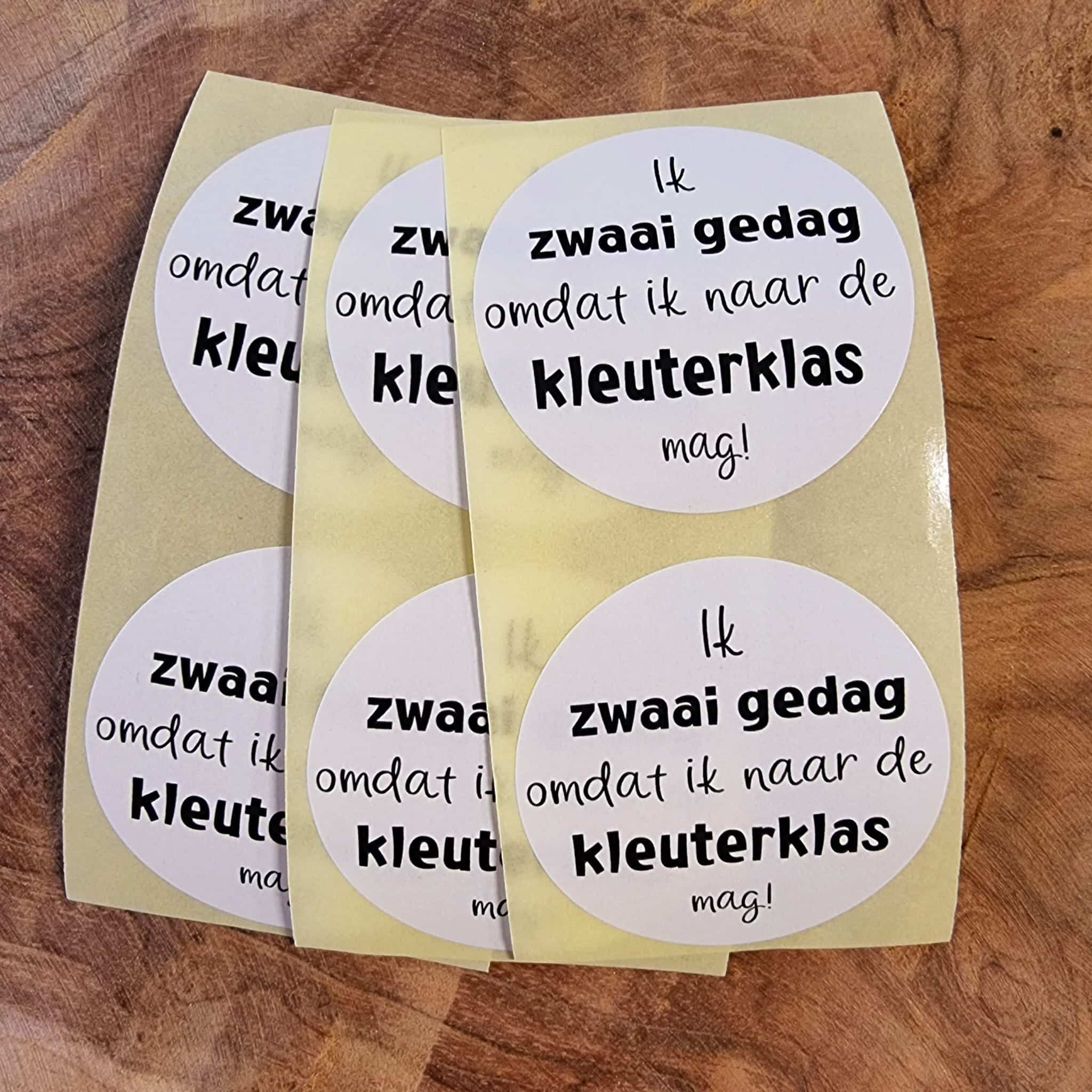 WhatsApp-Image-2022-01-18-at-4.03.04-PM-3 Sticker | Ik zwaai gedag om dat ik naar de kleuterklas mag! | 10 stuks - Afbeelding 1
