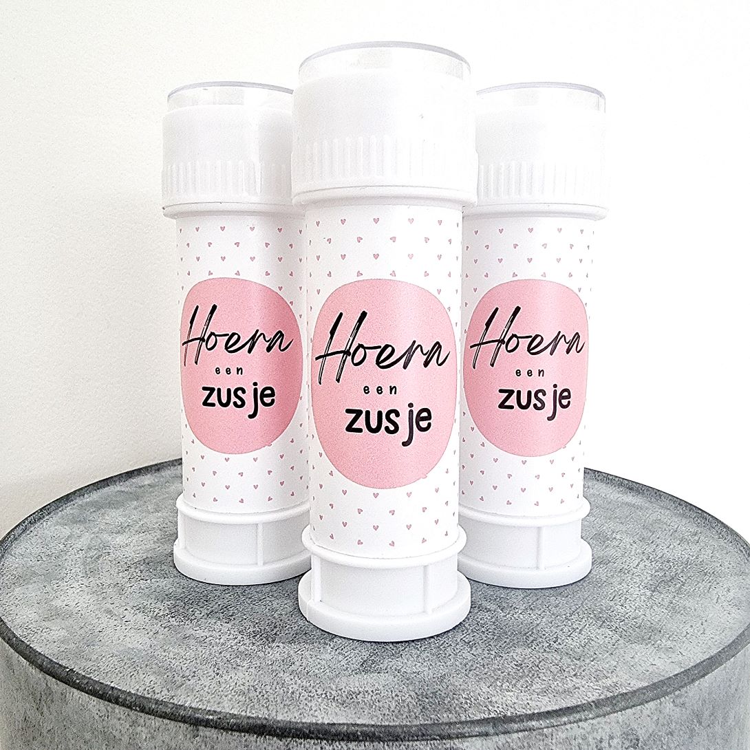 hoera-een-zusje-1 Bellenblaaslabel | Hoera een zusje | 8 stuks - Afbeelding 1