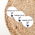 Cadeaulabel (rond) | Kadootje voor de juf! | 3 stuks