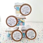 Verjaardagsticker met naam | Ik zwaai gedag omdat ik naar de basisschool mag! - Afbeelding 2